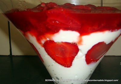  Morangos com Molho de Chocolate Branco